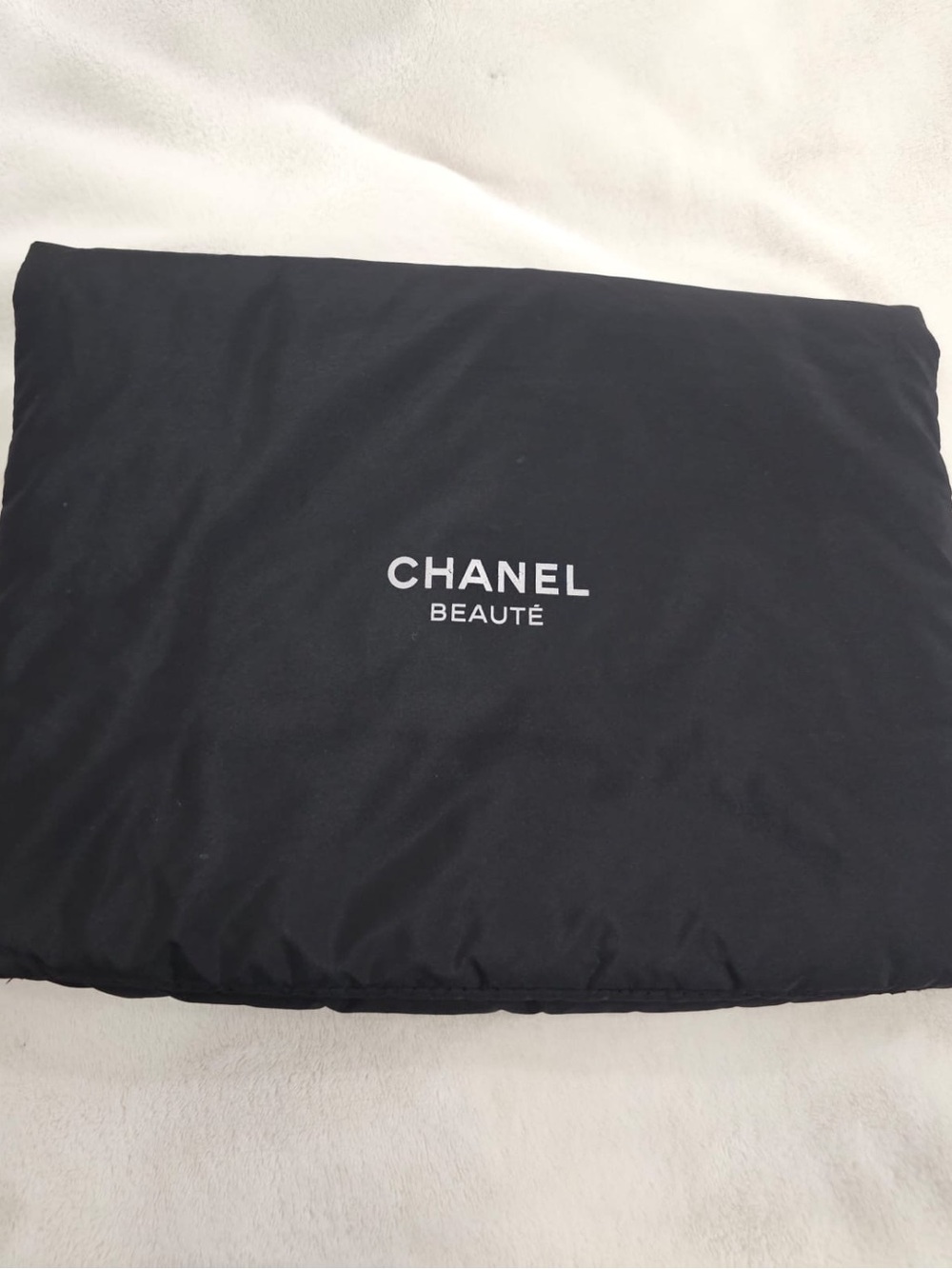 Authentic CHANEL Beauté puffy cosmetic/travel bag - Picture 8 of 10